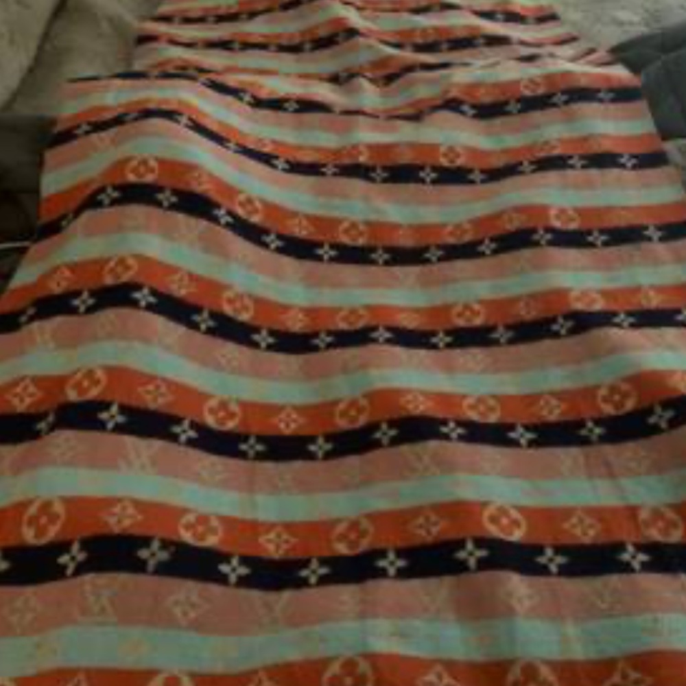 Louis Vuitton scarf - Picture 2 of 2